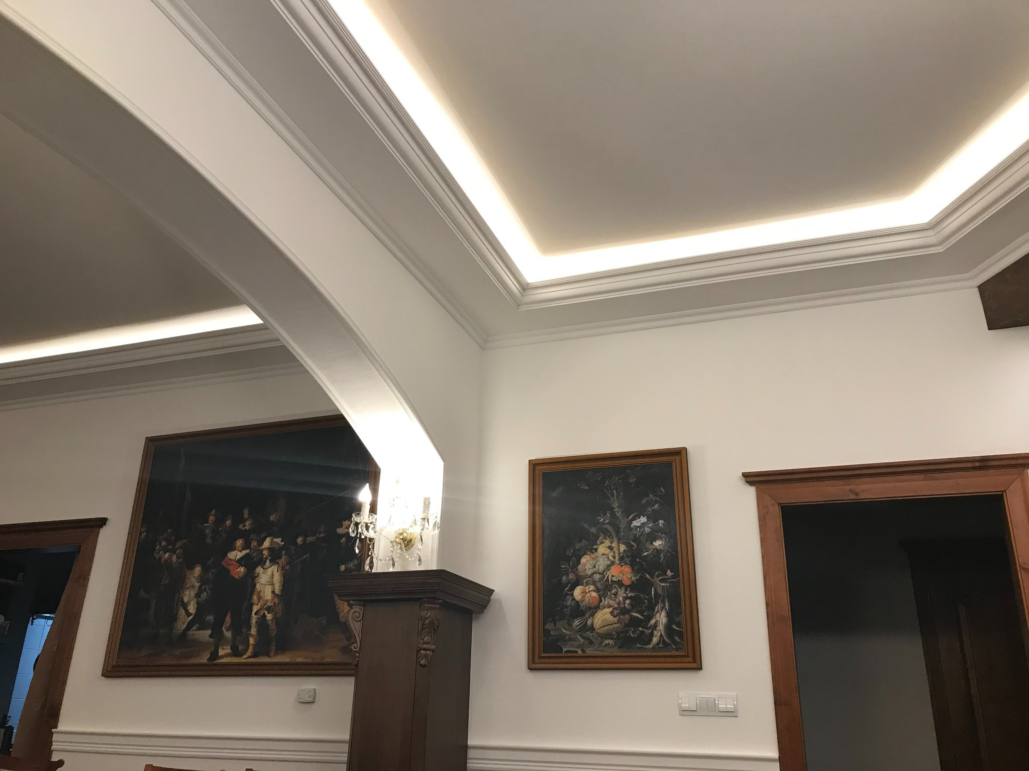 Detail ozdobných líšt a osvetlenia z našej zákazky